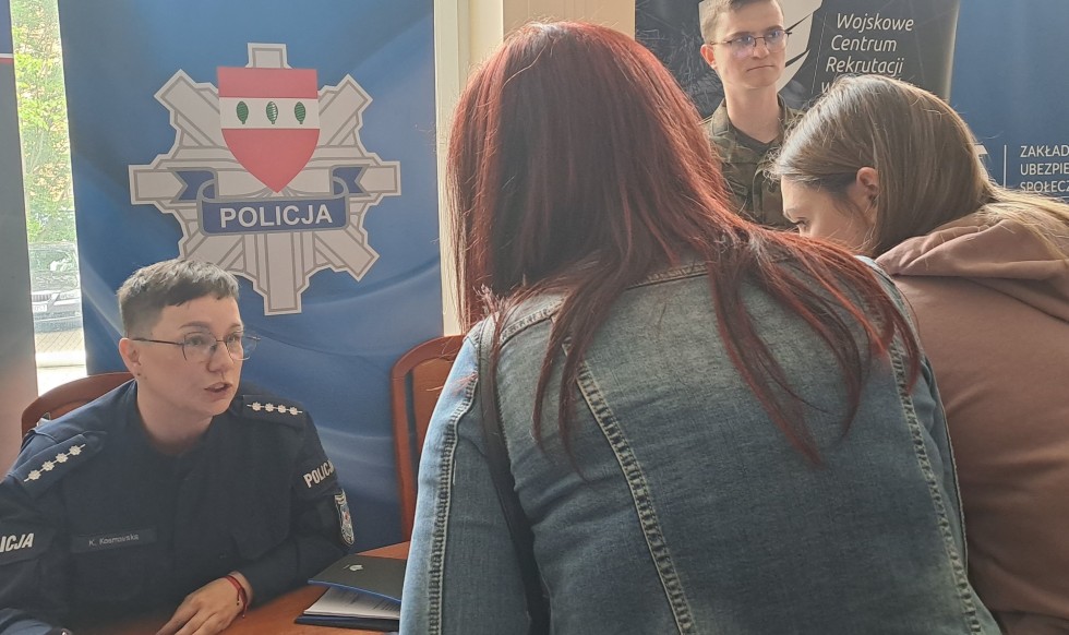 Sztum. Policjanci na Targach Edukacji i Pracy.