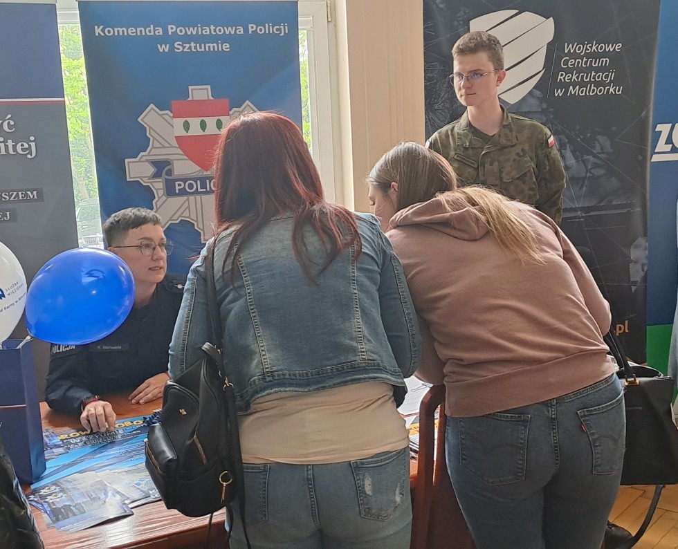 Sztum. Policjanci na Targach Edukacji i Pracy.