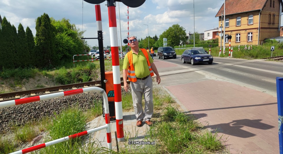 Przejazd kolejowy na ul. de Gaulle'a w Malborku z rogatkami i sygnalizacją świetlną. Zobacz wideo 23.05.2023