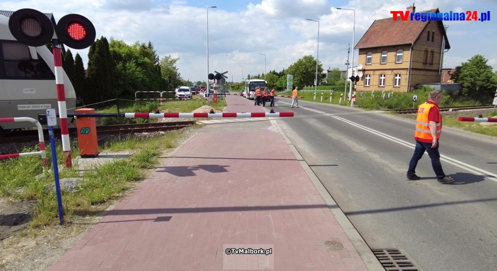 Przejazd kolejowy na ul. de Gaulle'a w Malborku z rogatkami i sygnalizacją świetlną. Zobacz wideo 23.05.2023