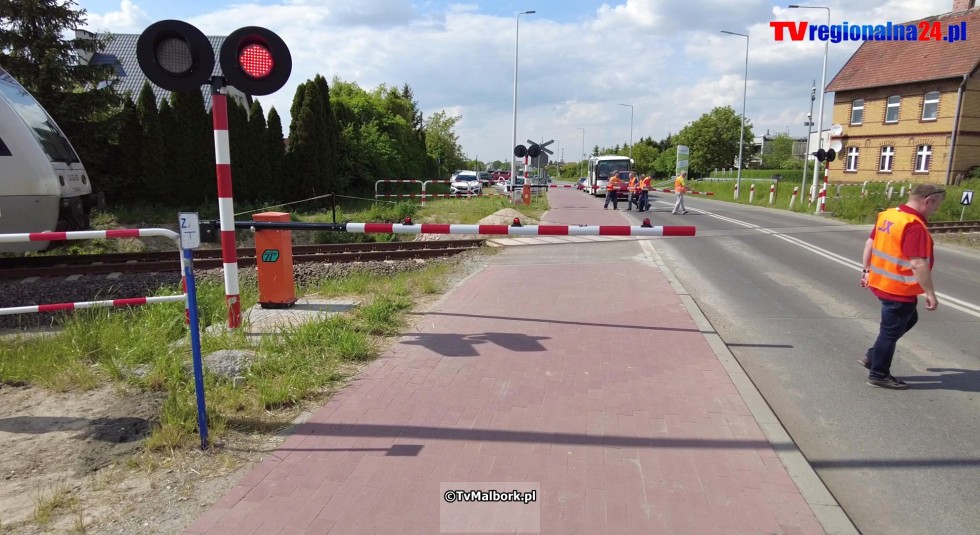 Przejazd kolejowy na ul. de Gaulle'a w Malborku z rogatkami i sygnalizacją świetlną. Zobacz wideo 23.05.2023