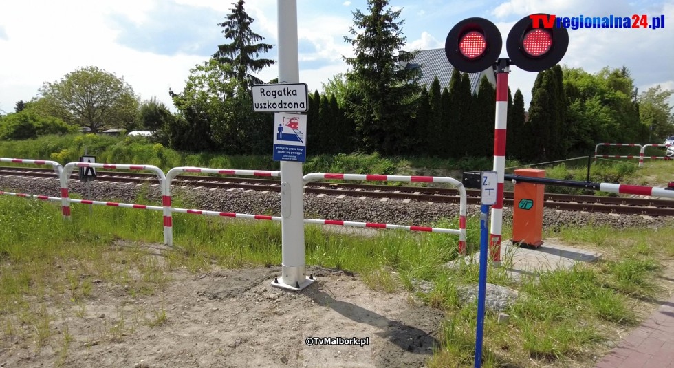 Przejazd kolejowy na ul. de Gaulle'a w Malborku z rogatkami i sygnalizacją świetlną. Zobacz wideo 23.05.2023