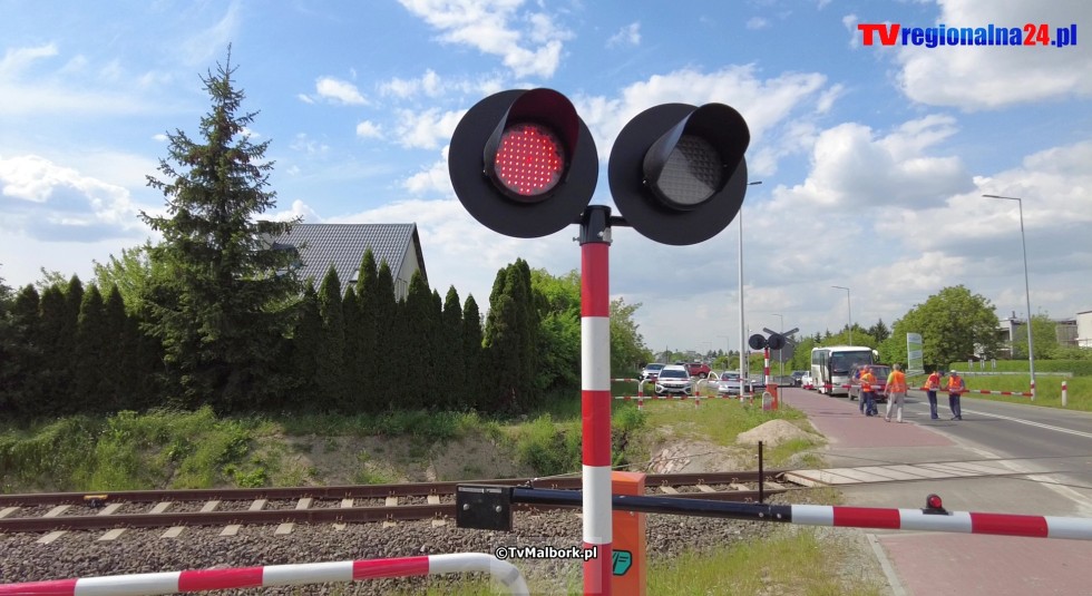 Przejazd kolejowy na ul. de Gaulle'a w Malborku z rogatkami i sygnalizacją świetlną. Zobacz wideo 23.05.2023