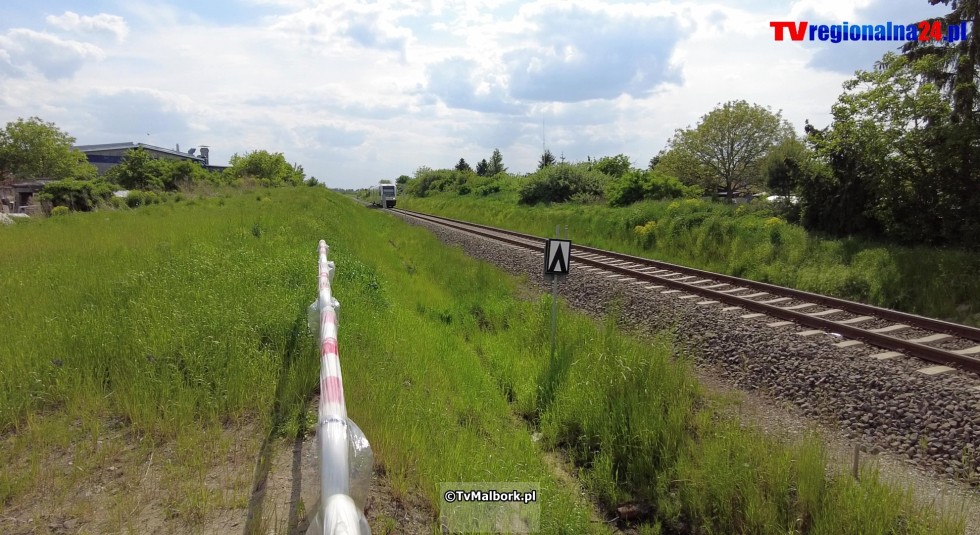 Przejazd kolejowy na ul. de Gaulle'a w Malborku z rogatkami i sygnalizacją świetlną. Zobacz wideo 23.05.2023