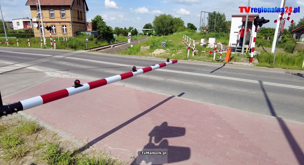 Przejazd kolejowy na ul. de Gaulle'a w Malborku z rogatkami i sygnalizacją świetlną. Zobacz wideo 23.05.2023