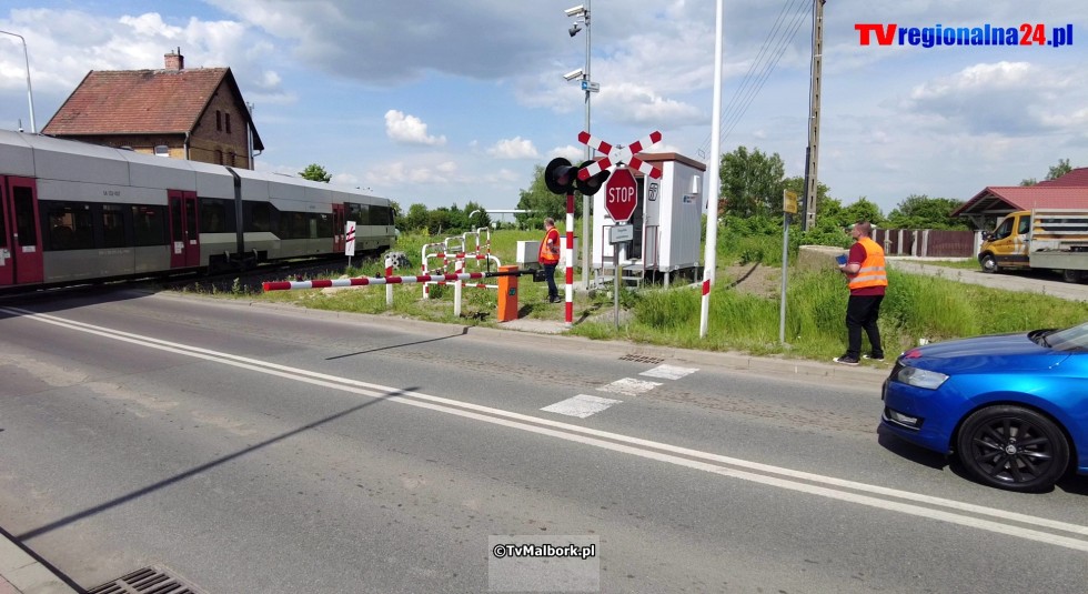 Przejazd kolejowy na ul. de Gaulle'a w Malborku z rogatkami i sygnalizacją świetlną. Zobacz wideo 23.05.2023