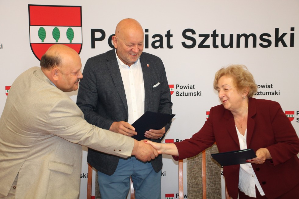Sztum. Słoneczne Dachy – strażacy będą mieli panele fotowoltaiczne. Podpisano stosowną umowę.