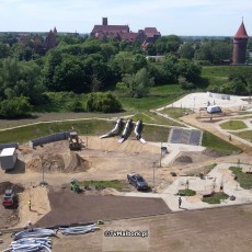 Malbork. Zobacz, jakie atrakcje zamontowano na terenie Centralnego Placu&#8230;