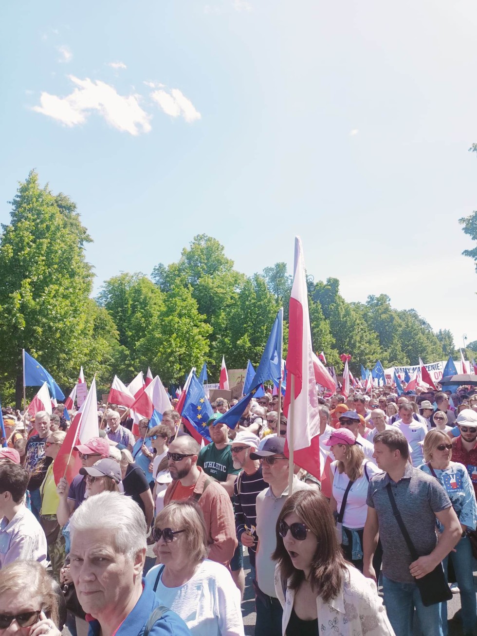 Tłumy na ulicach w Warszawie - Malbork na Wielkim Marszu w stolicy!