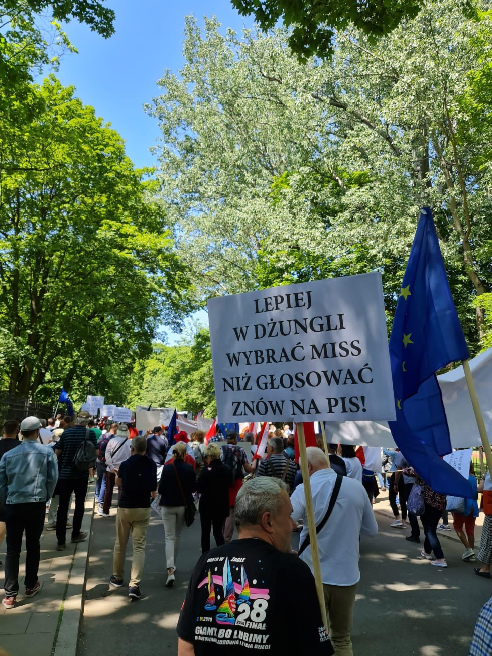 Tłumy na ulicach w Warszawie - Malbork na Wielkim Marszu w stolicy!