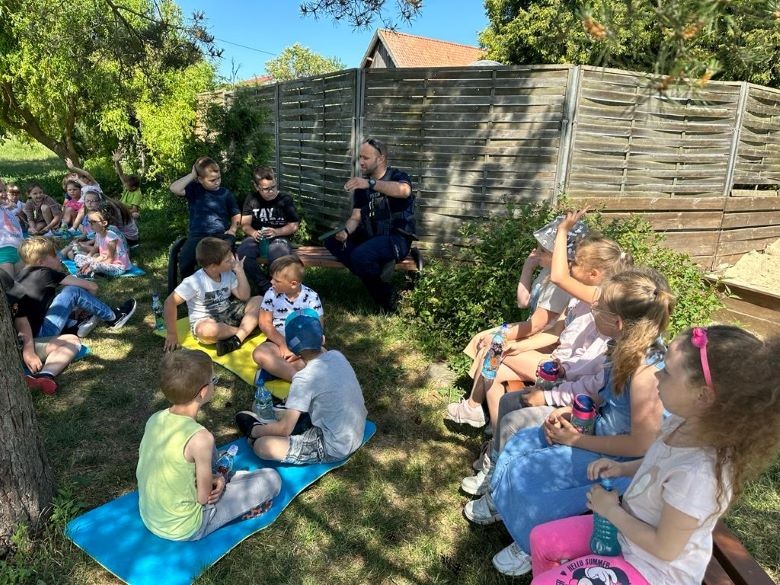 Powiat sztumski. Bezpieczne wakacje – policjanci edukują dzieci.