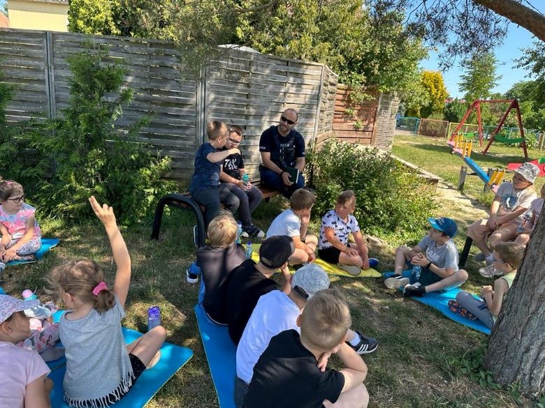 Powiat sztumski. Bezpieczne wakacje – policjanci edukują dzieci.