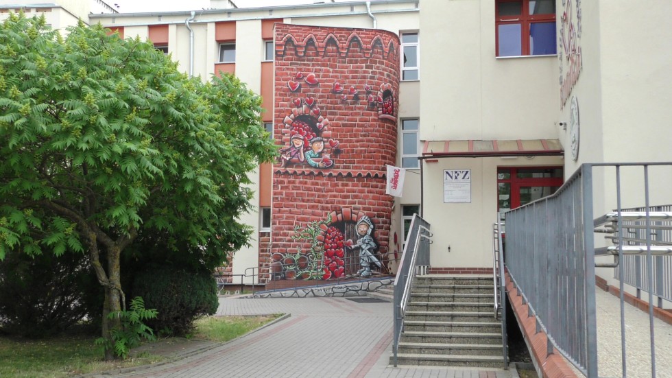 Malbork. Powstał mural na ścianie budynku SP5.