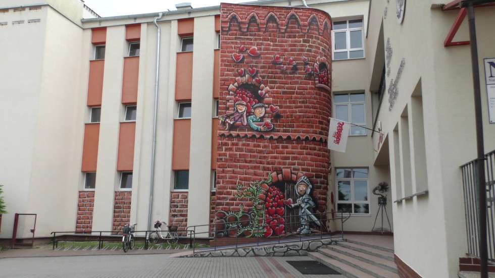 Malbork. Powstał mural na ścianie budynku SP5.