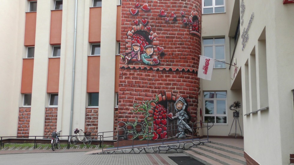 Malbork. Powstał mural na ścianie budynku SP5.