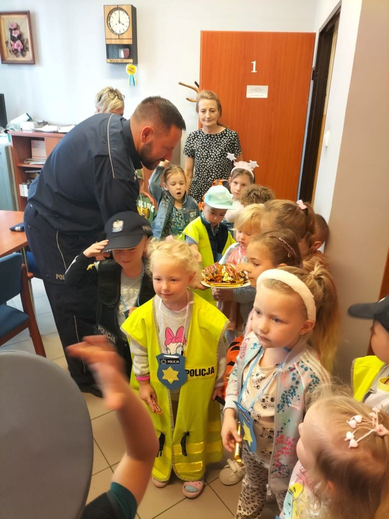 Dzierzgoń. Przedszkolaki z wizytą u policjantów.