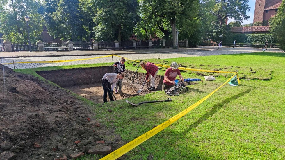 Malbork. Pod zamkiem prowadzone są prace archeologiczne.