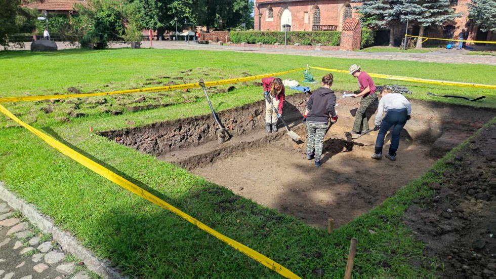 Malbork. Pod zamkiem prowadzone są prace archeologiczne.