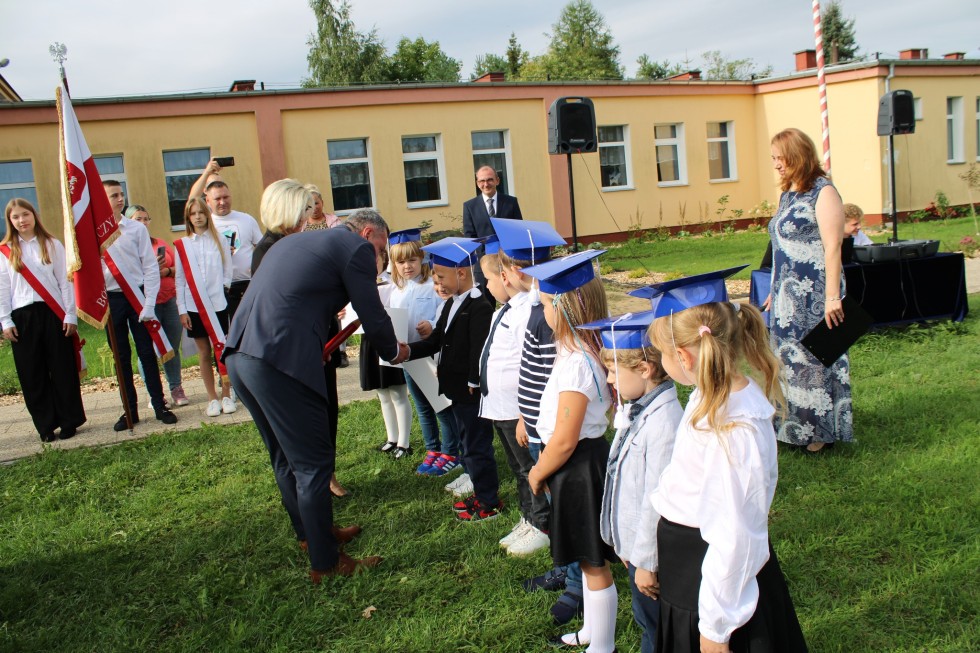 Miłoradz. Rozpoczęcie roku szkolnego i uroczyste ślubowanie pierwszoklasistów.