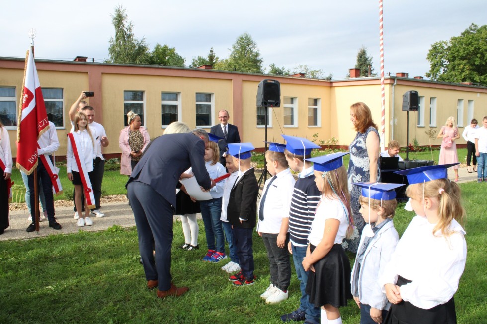 Miłoradz. Rozpoczęcie roku szkolnego i uroczyste ślubowanie pierwszoklasistów.