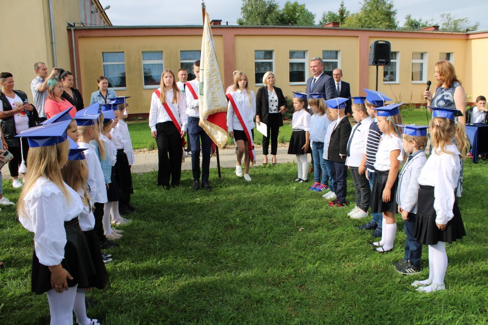 Miłoradz. Rozpoczęcie roku szkolnego i uroczyste ślubowanie pierwszoklasistów.