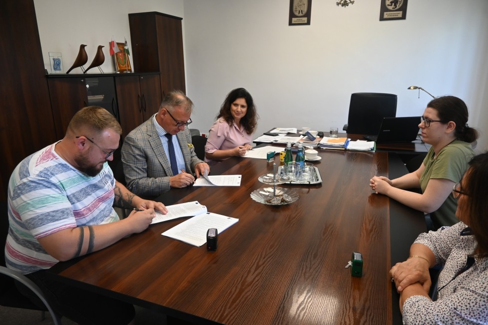 Powiat nowodworski. W Lubieszewie przebudują drogę powiatową – podpisano stosowną umowę.