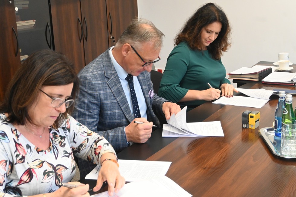 Powiat nowodworski. Wkrótce przebudowa drogi w Płoninie – podpisano stosowną umowę.