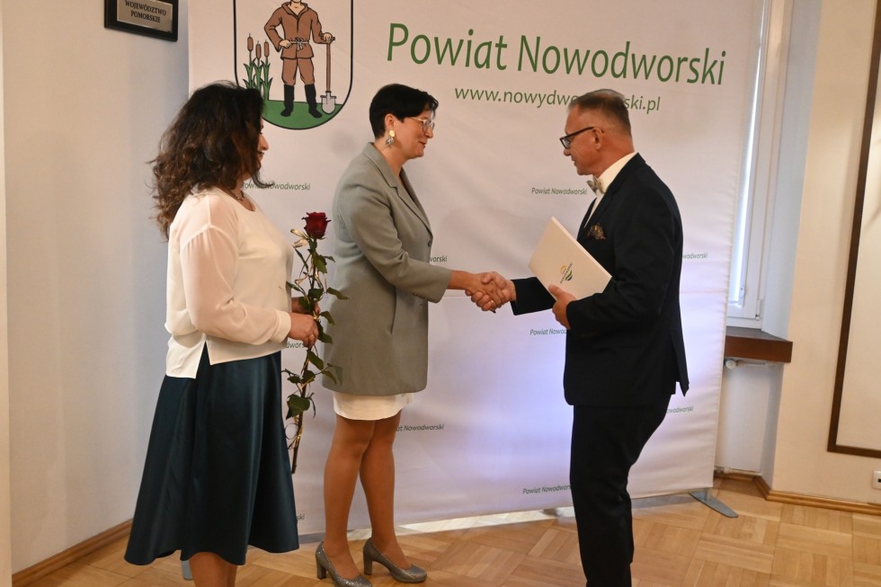 Nowy Dwór Gdański. Nagrody Starosty dla pracowników oświaty z okazji Dnia Edukacji Narodowej.