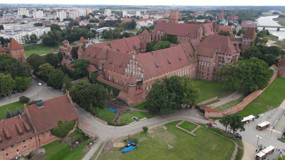 Malbork. Niewybuch na terenie Muzeum Zamkowego.