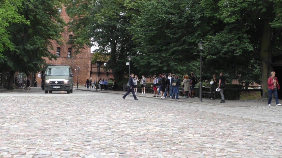 Malbork. Niewybuch na terenie Muzeum Zamkowego.