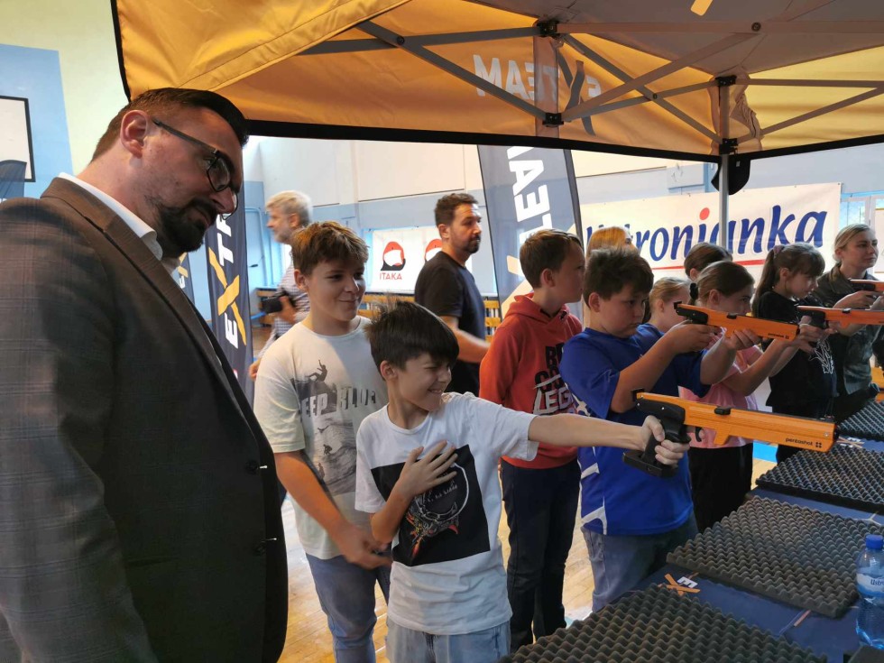 Gmina Miłoradz. Zawody Extreme Laser Run dla uczniów podstawówki.