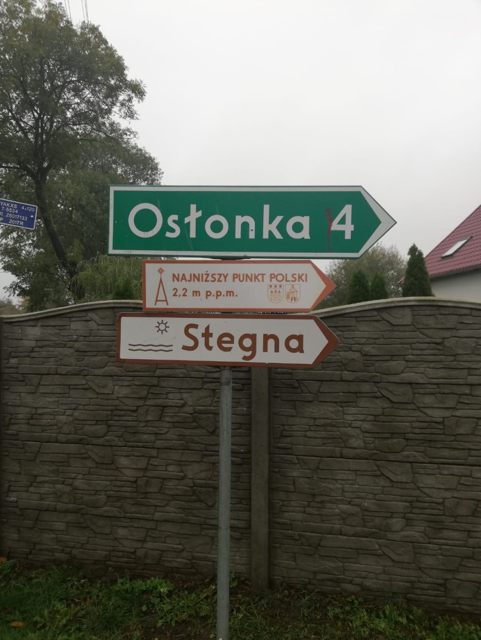 Powiat nowodworski. Dojazd do najniższego punktu w Polsce oznakowany.