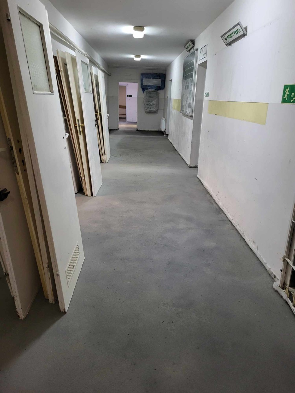 Nowy Dwór Gdański. Trwa remont Powiatowego Urzędu Pracy – komisja sprawdziła postęp prac.
