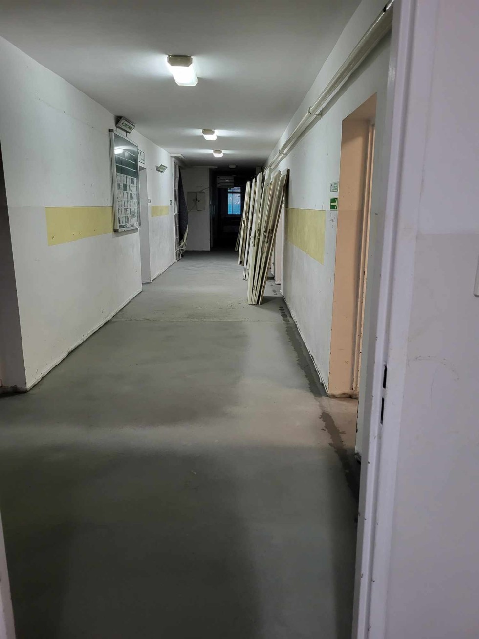 Nowy Dwór Gdański. Trwa remont Powiatowego Urzędu Pracy – komisja sprawdziła postęp prac.
