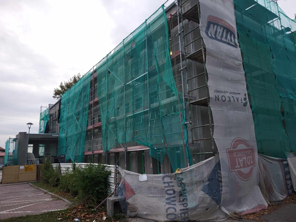 Nowy Dwór Gdański. Trwa remont Powiatowego Urzędu Pracy – komisja sprawdziła postęp prac.