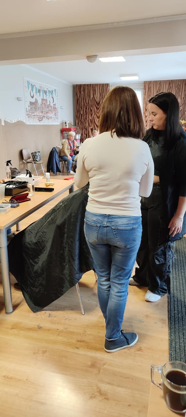 Gmina Malbork. Mistrzyni Świata fryzjerstwa Karolina Hajdukiewicz bezpłatnie ostrzyże seniorów z sołectwa Cisy.