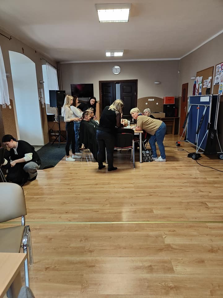 Gmina Malbork. Mistrzyni Świata fryzjerstwa Karolina Hajdukiewicz bezpłatnie ostrzyże seniorów z sołectwa Cisy.