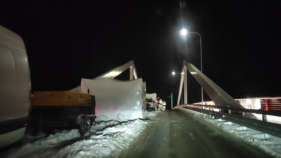 Nowakowo. Na moście obrotowym prowadzone są już prace naprawcze nawierzchni. Wideo