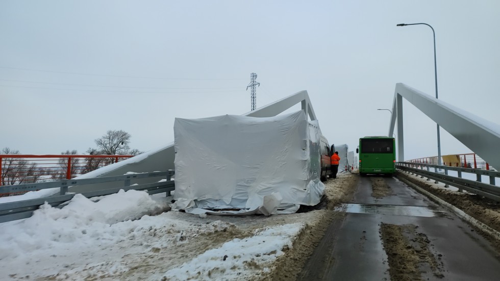 Nowakowo. Na moście obrotowym prowadzone są już prace naprawcze nawierzchni. Wideo