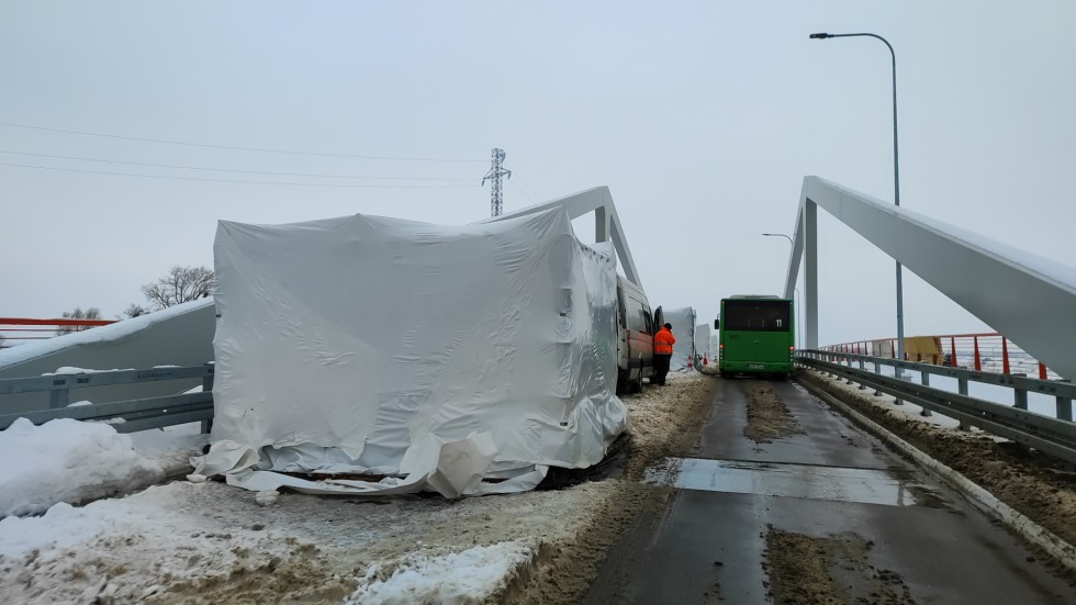 Nowakowo. Na moście obrotowym prowadzone są już prace naprawcze nawierzchni. Wideo