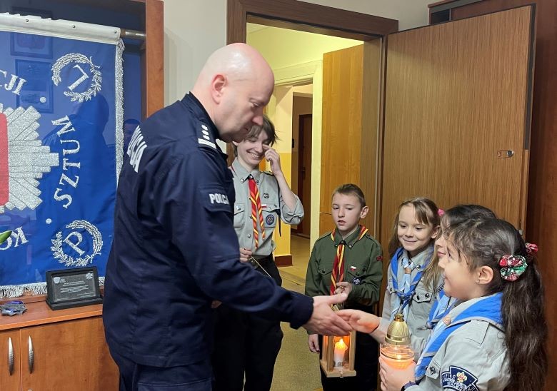 Betlejemskie Światło Pokoju dotarło do sztumskich policjantów.