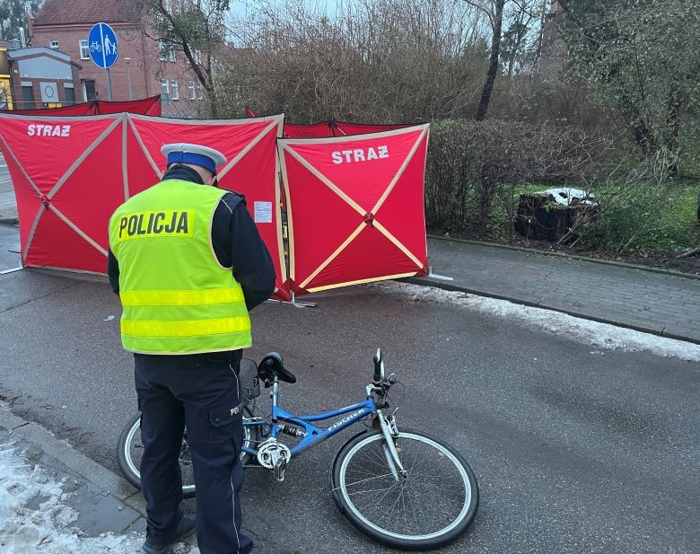Sztum. Policjanci wyjaśniają okoliczności śmiertelnego potrącenia rowerzysty.