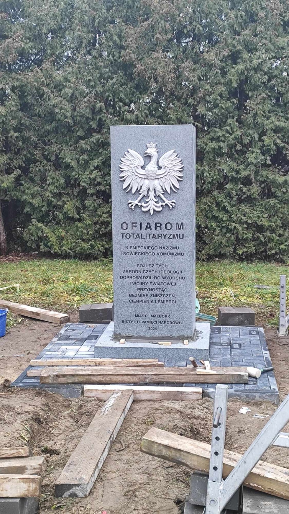 Malbork. Pomnik Ofiar Totalitaryzmu Niemieckiego i Sowieckiego zastąpił zburzony pomnik żołnierzy Armii Radzieckiej. Wideo i zdjęcia
