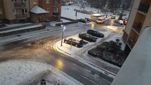 Bardzo trudne warunki drogowe – oblodzone jezdnie i chodniki, opóźnione autobusy i pociągi.