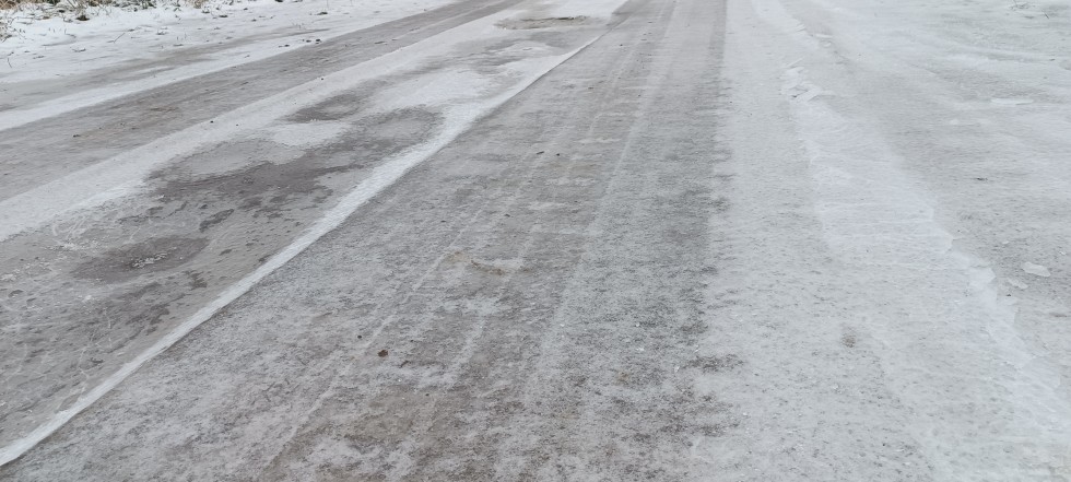 Bardzo trudne warunki drogowe – oblodzone jezdnie i chodniki, opóźnione autobusy i pociągi.