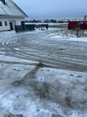 Bardzo trudne warunki drogowe – oblodzone jezdnie i chodniki, opóźnione autobusy i pociągi.