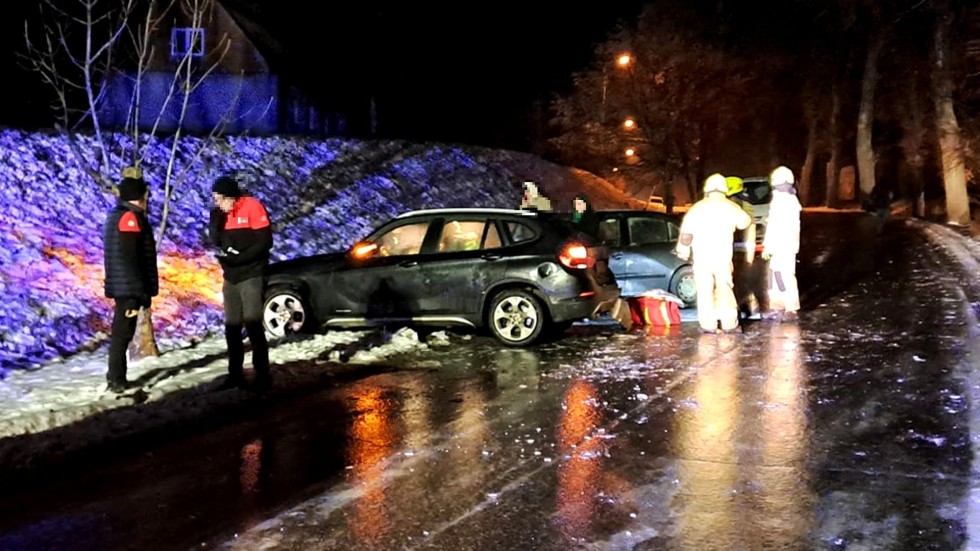 Powiat sztumski. Kolizja trzech aut w Kościelcu – policjanci apelują o rozwagę i ostrożność.