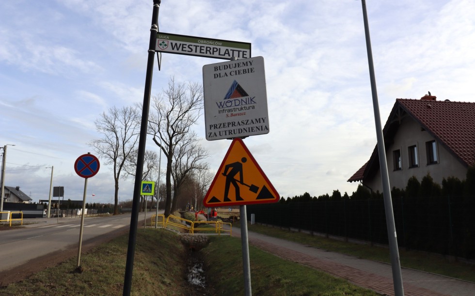 Nowy Staw. Trwa remont ścieżki pieszo-rowerowej na ul. Obrońców Westerplatte.
