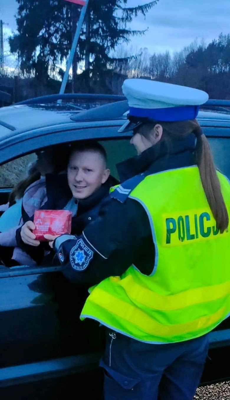 Sztum. Kierowcy dostali od policjantów apteczki samochodowe.