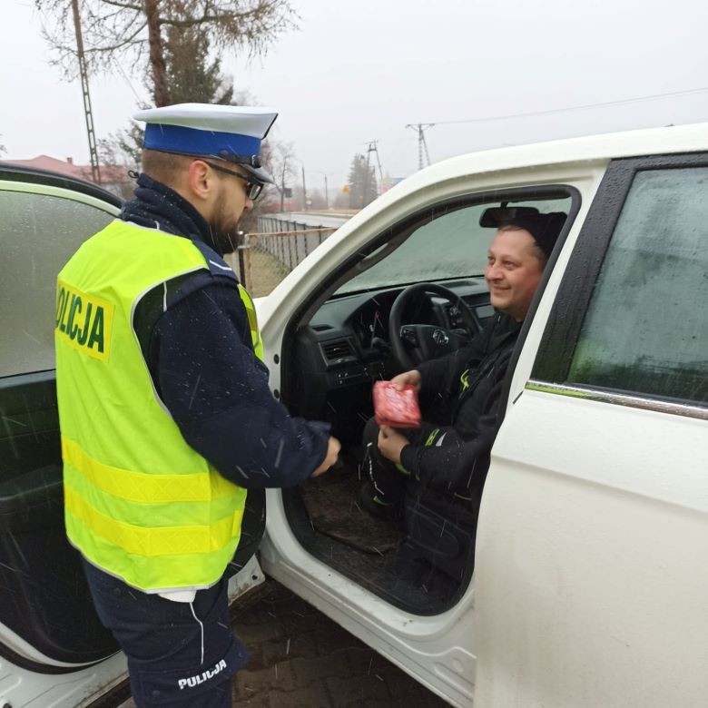Sztum. Kierowcy dostali od policjantów apteczki samochodowe.